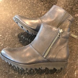 Sorel Black Leather Ankle Booties with Side Zip